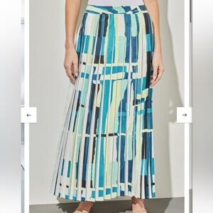 Ming Wang Designer Pleated Skirt Size Small Retail $245.00 
Geometric Print